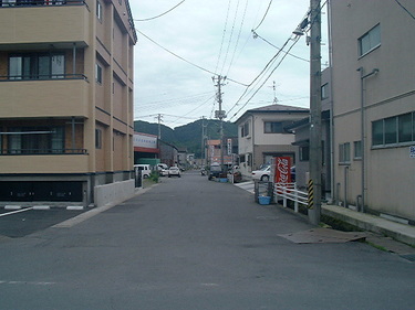 須賀町の白澤自工前道路