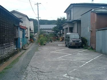 本町の民家駐車場