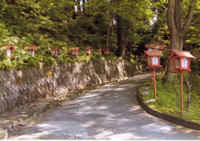 荷渡神社の境内に続く坂