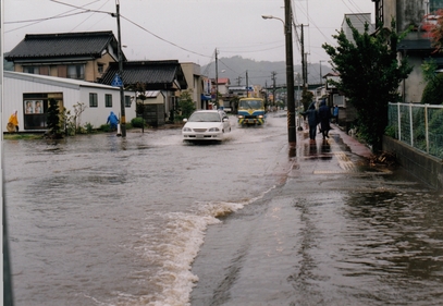 大潮と大雨により浸水被害を受けた安渡地区