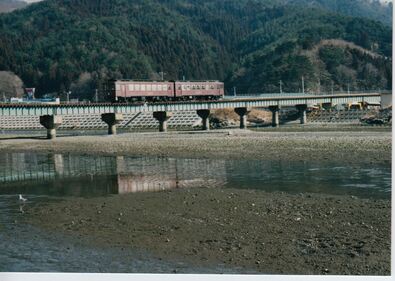 震災前大槌川の鉄橋を走るレトロ列車
