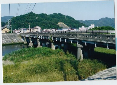 安渡の町に向かう橋の上からの風景