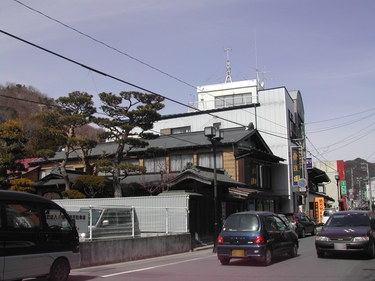 メインストリートと空と松
