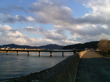 震災前の大槌川と大槌大橋