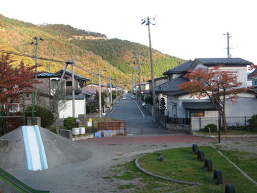 公園の山型すべり台