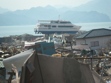 大槌町赤浜の建物上にのっている観光船はまゆり