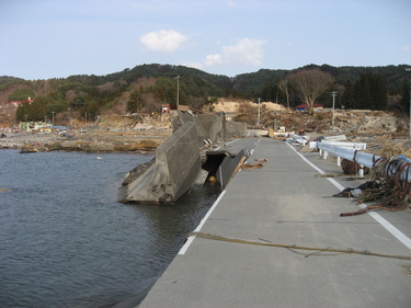 大槌町吉里吉里の船着場付近で、壊れた堤防を撮影