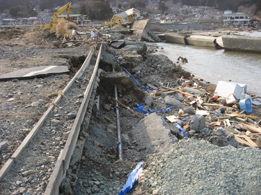 大槌町吉里吉里海岸南側の壊れた道路を撮影