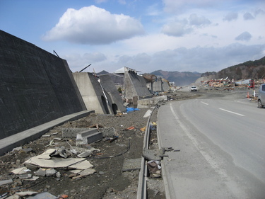 安渡の、壊れた堤防沿いの道路を撮影