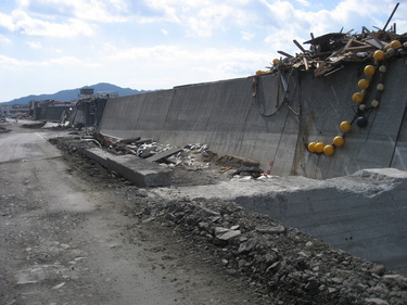 安渡付近の、堤防と道路の損壊状況を撮影