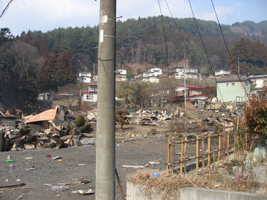 赤浜地区の被災した住宅地から、山側の住宅地を撮影