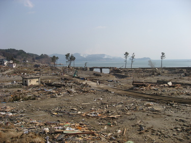 山田線から見た浪板海岸と国道