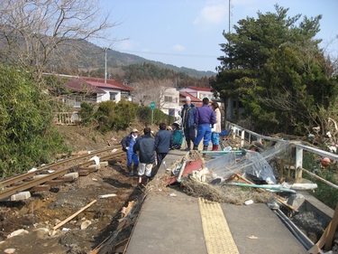 浪板海岸駅に集まる人たち