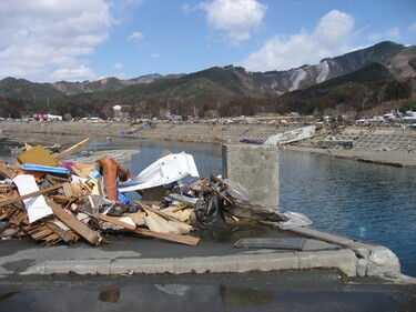 大槌川の川沿いより、大槌高校方面を撮影