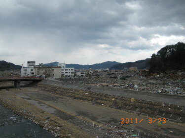 大槌川堤防から大槌病院付近撮影