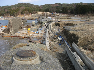 破壊された吉里吉里海岸隣の道路 大槌町震災アーカイブ 破壊された吉里吉里海岸隣の道路 大槌町震災アーカイブ