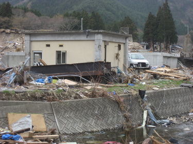 川を挟んで浪板ポンプ場