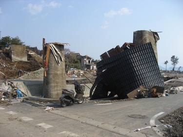 流された鉄橋　屋根が引っ掛かっている