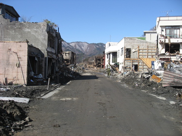 藤井小児科付近　建物の3階付近までガレキが運ばれた