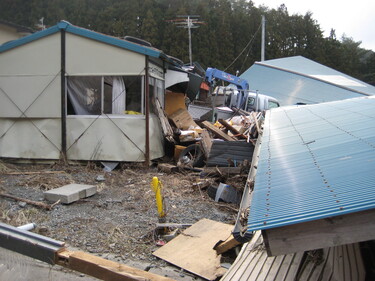 ガレキに埋もれている資材置き場