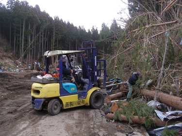 重機による、被災木材の撤去