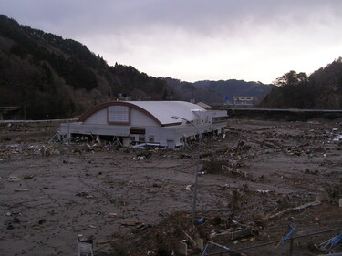 両石町水海のテレトラック釜石付近の被災状況
