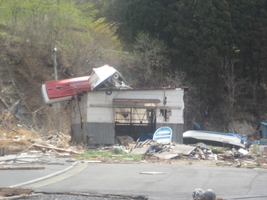 建物に打ちあげられた漁船