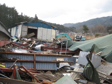重機やトタン屋根のガレキ