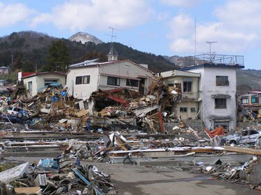 傾いた住宅