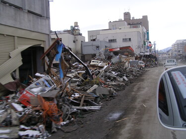 釜石市　ベイシティホテル付近の道路両側にガレキ