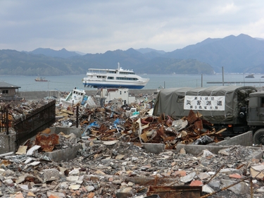 建物の2階に取り残されている観光船