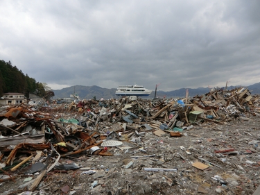 建物の2階に取り残されている観光船