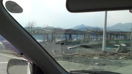 車の中からみた赤浜