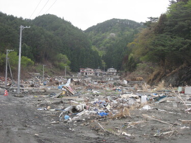 小枕地区民家前に広がるガレキ