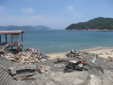 吉里吉里海岸管理事務所から見た吉里吉里海水浴場と海