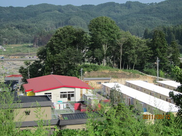 堤乳幼児保育園と隣接する第5仮設住宅（吉里吉里）