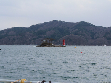 大槌湾に浮かぶ蓬莱島