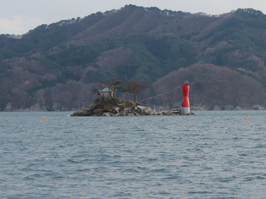 大槌湾に浮かぶ蓬莱島