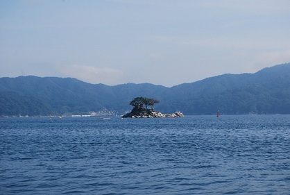 大槌湾に浮かぶ蓬莱島