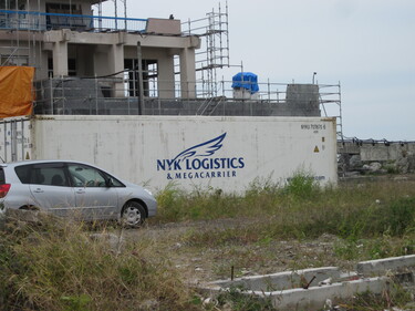 補修工事をしている津波で壊された建物（吉里吉里）