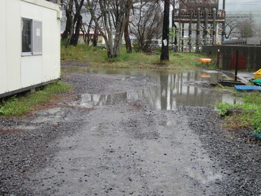 排水不良で水溜りが出来ている道路