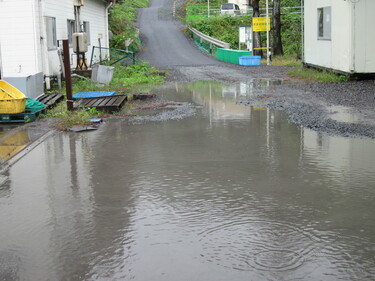 排水不良で水溜りが出来ている道路