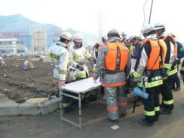 【自衛隊による救出】全国緊急消防救助隊の先着隊が状況確認のため、釜石から大槌に出向。災害対策本部へ。