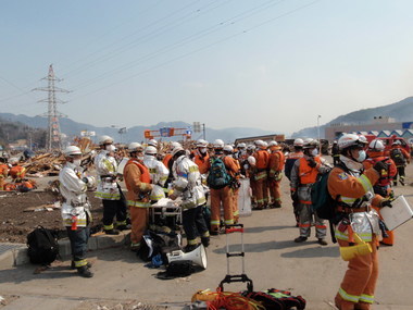 【緊急消防救助隊到着】 大槌町での活動のため、片岸までマイクロバスのピストン輸送実施。