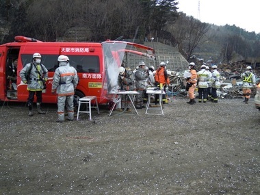 緊急消防救助隊が、救助救出活動を実施。
