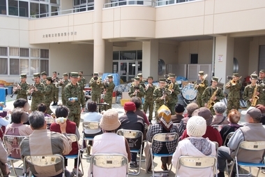 自衛隊が吉里吉里小学校、安渡小学校にて演奏会を実施