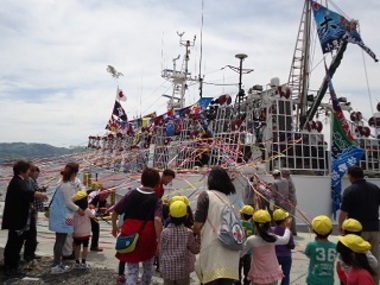 岩手県内最大のイカ釣り新造船「明神丸」出港